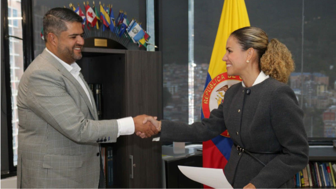  La ministra del Trabajo, Natalia López Fuentes, posesionó a Ricardo Torres Castro como nuevo director general del SENA.