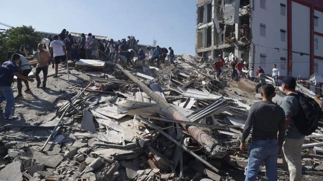 Se intensifican labores de rescate de los escombros de las víctimas del terremoto.