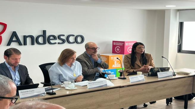 El presidente de Andesco, Camilo Sánchez, ratificó la disposición de trabajar conjuntamente, gobierno y empresas, con sentido de urgencia y visión técnica de largo plazo, para transformar los principales retos del sector en soluciones que fortalezcan la seguridad energética y permitan contar con servicios.