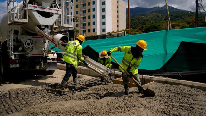 La intervención en la avenida Ambalá incluye pavimentación y reposición de redes hidrosanitarias. Durante el puente festivo se proyecta aplicar cerca de 1.000 metros cuadrados adicionales de concreto.