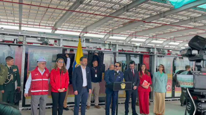 El presoidente Abelardo de la Espruella, recorripo un tramo del Metrpo de Bogotá.