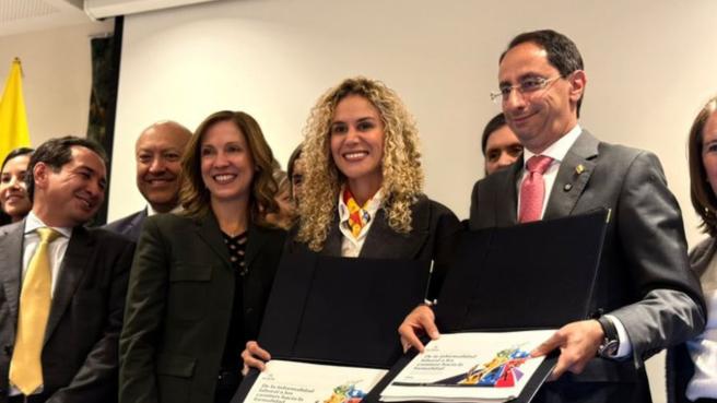 La presidenta de Aliadas, María Claudia Lacouture entregó a la ministra de Trabajo, Natalia López y al Vicepresidente José Manuel Restrepo, la propuesta para vajar la informalidad en Colombia.