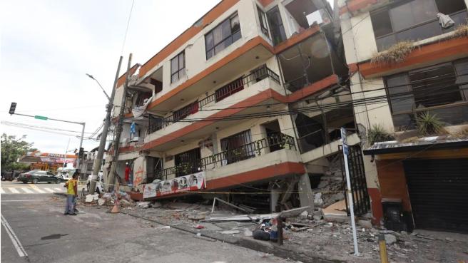 Hacwe ujn mes un terremoto destruyó una buena parte de occidente de Colombia.