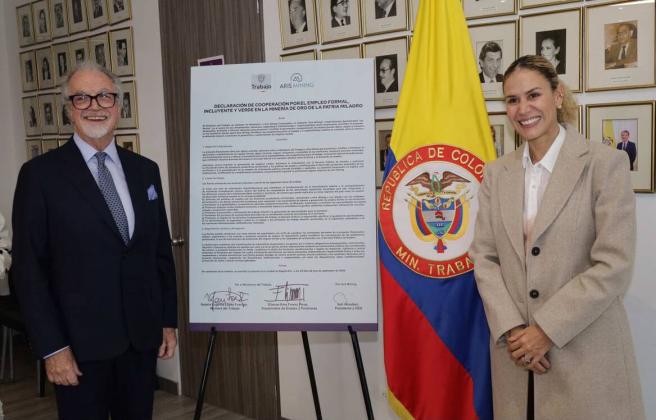 Neil Woodyer, CEO de Arois Minign y Natalia López, ministra de Trabajo
