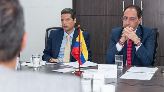 El ministro de Comercio, Industria y Turismo, Mauricio Gómez Amin, junto al vicepresidente José Manuel Restrepo, el director general del SENA, Fray Ricardo Torres Castro y representantes del sector privado, participaron en la mesa de trabajo que busca analizar las oportunidades del sector privado para implementar la inteligencia artificial según sus necesidades.