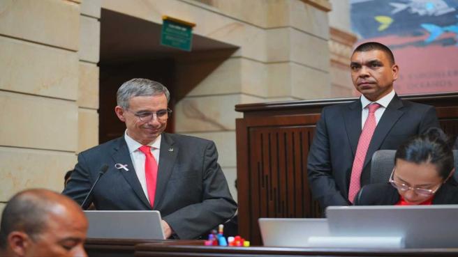 El ministro de Hacienda, Miguel Gómez, explicñó ante las comisuiones económicas la adición presupuestal y el proyecto de regalías