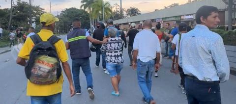 Vendedores ambulantes bloquean la vía en inmediaciones la Terminal de Transportes