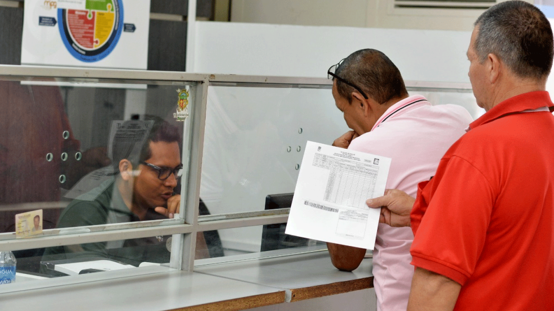 Personas en un banco