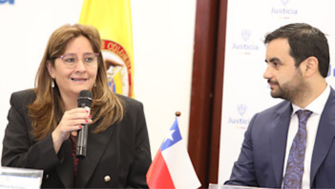 Ángela María Buttrago, ministra de Justicia de Colombia y su homólogo chileno Jaime Eduardo Gajardo .