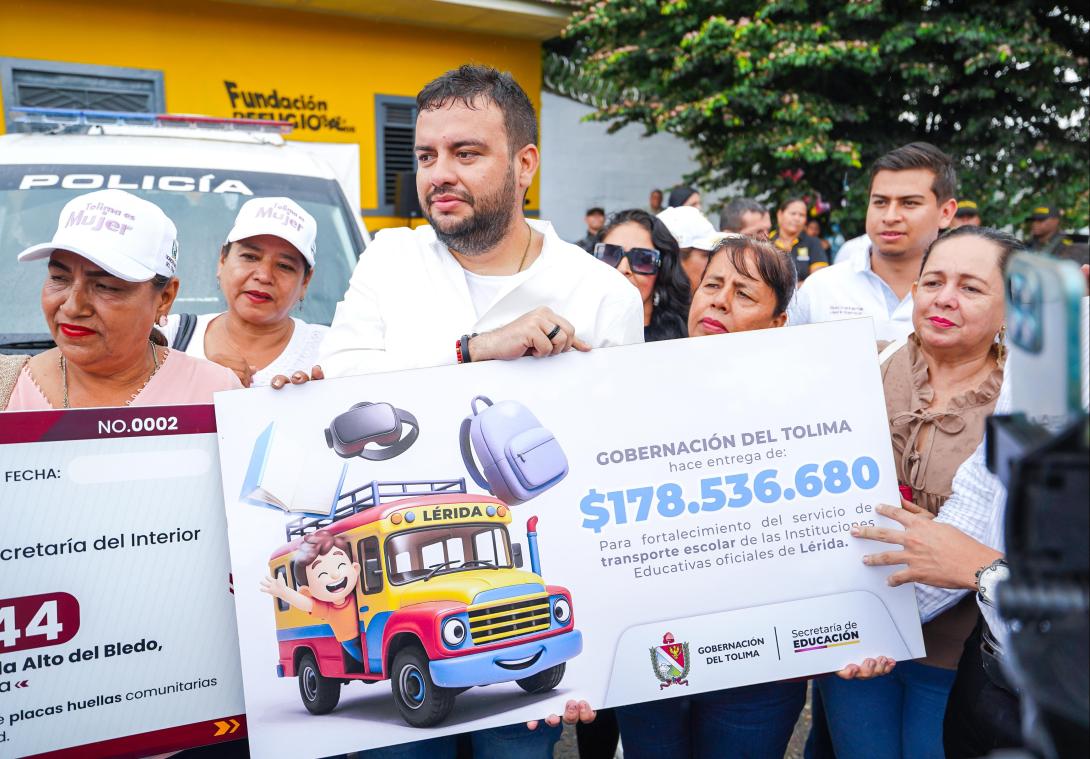 La gobernadora Adriana Magali Matiz en Lérida junto al secretario de Educación,  Andrés Bedoya, quienes entregaron un cheque simbólico por $178.536.680, que permitirá mejorar las condiciones de  desplazamiento de los estudiantes de las instituciones educativas oficiales del municipio