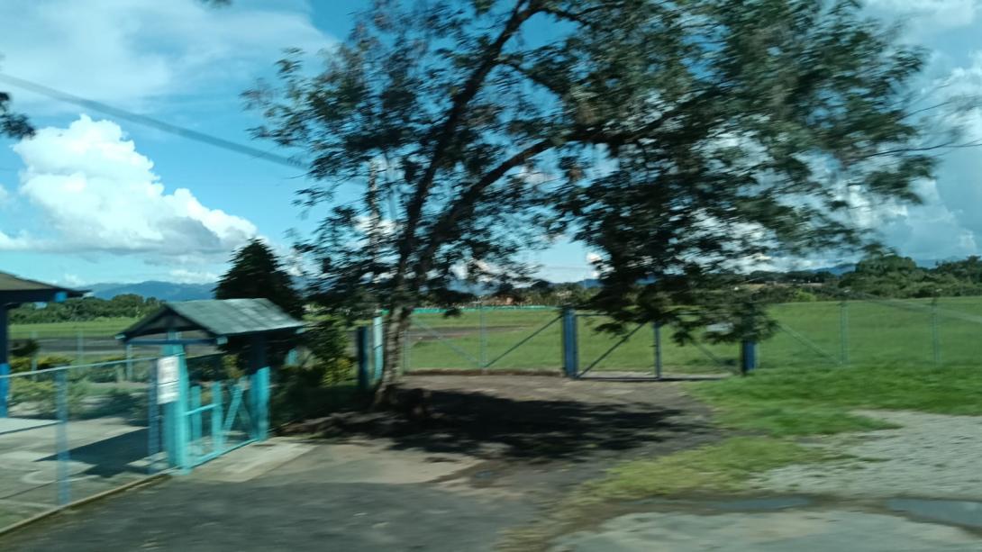 Así luce la entrada principal del aeropuerto de Chaparral, General Navas Pardo