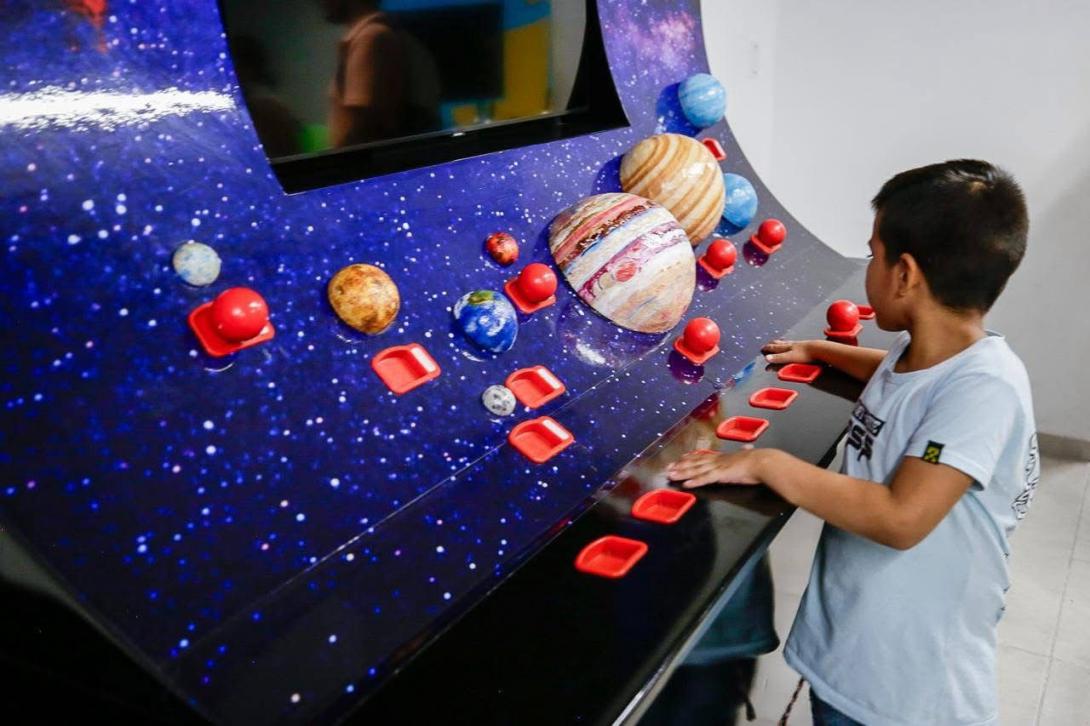 Niño celebrando el Día de la niñez en el Parque Interactivo Innovamente