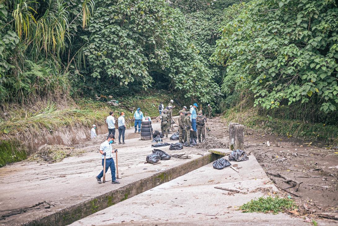 jornada de limpieza destaponan quebrada El Pañuelo de la comuna 2 de Ibagué