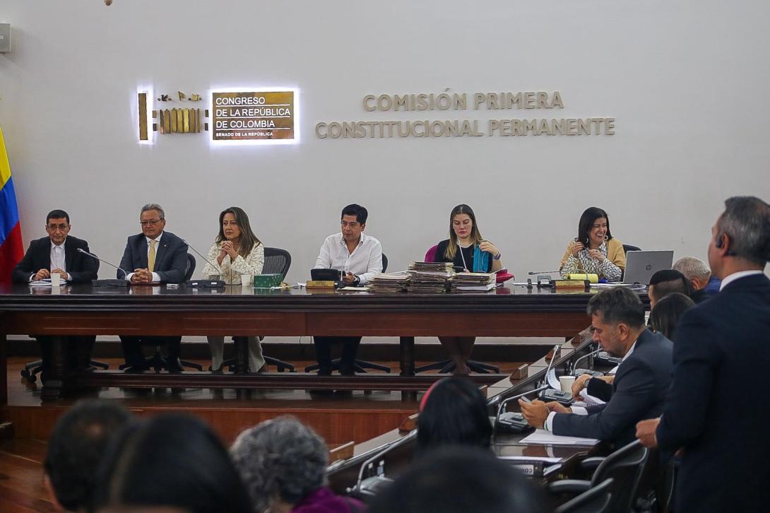 La Comisión Primera del Senado aprobó dos iniciativas legislativas de alto impacto para el fortalecimiento institucional y la garantía de derechos.