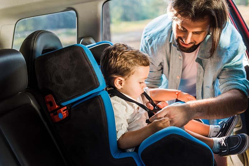 Piden mejorar sistemas de prtección infantil en los vehiculos