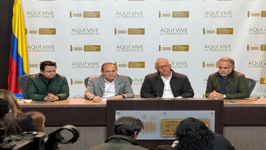 Los misnitrso de Trabajo, Antonio Sanguino, de Interior, Armando Benedetti y de Salud, Guillermo Jaramillo, entregaron al Secretario del Senado, Diego González, la nueva propuesta de Consuta Popular.