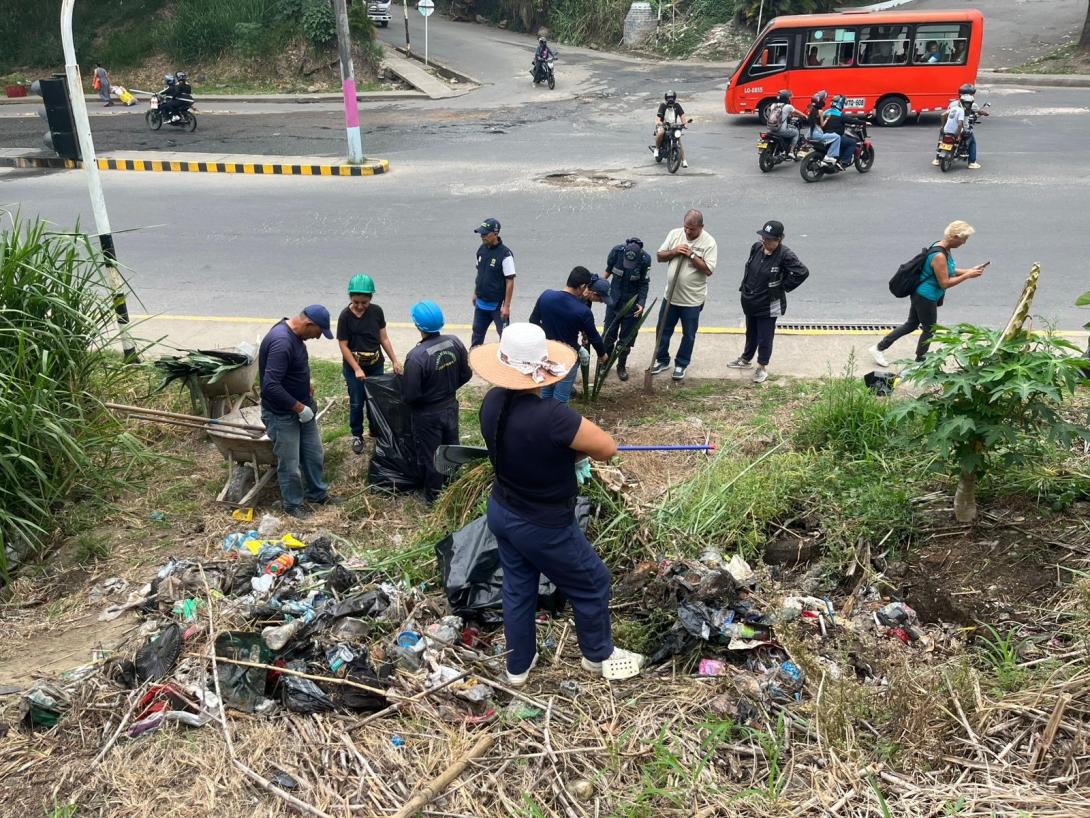 Autoridades y comunidad embelleciendo la entrada a sus barrios.