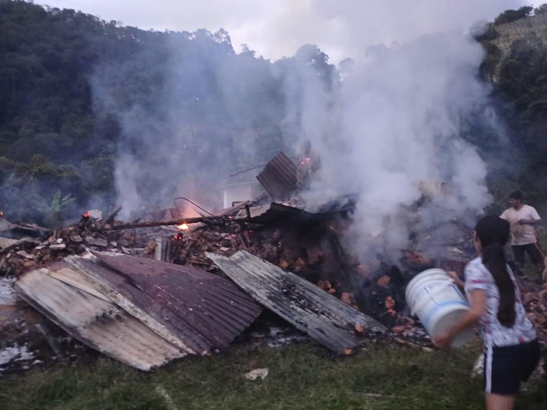 Voraz incendio redujo a cenizas la casa de una familia en Las Delicias
