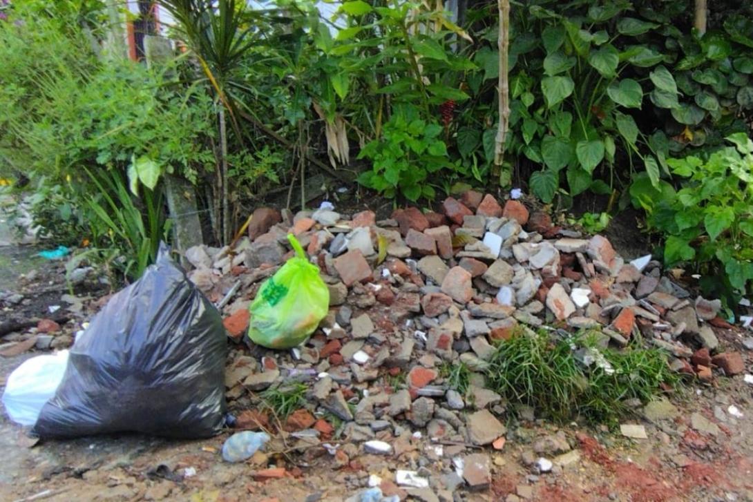 Basura y escombros en el lugar.