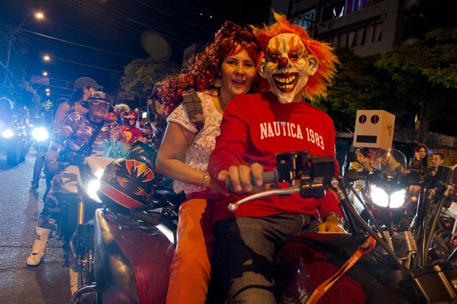 Caravana de Halloween por meteros.