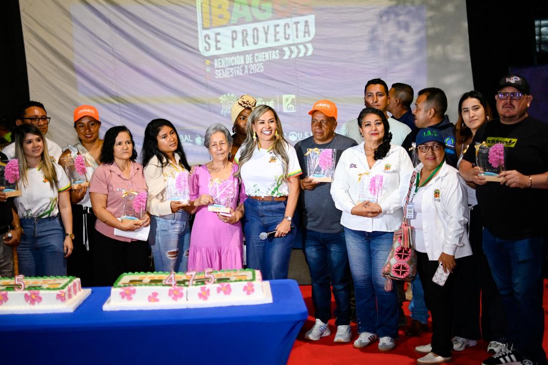 Alcaldesa Johana Aranda con la comunidad.