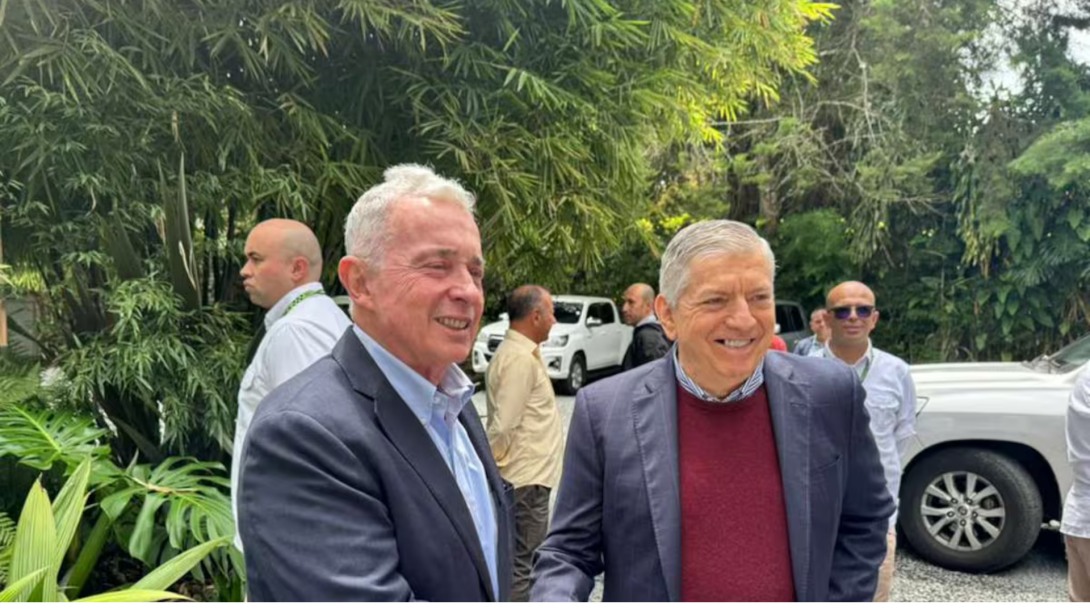 Los Expresidente Àlvaro Uribe y Cèsar Gavreia se reunieron en Medellín