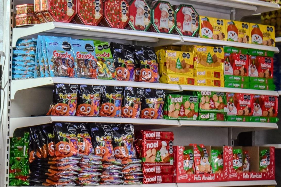 Dulces en una estantería.