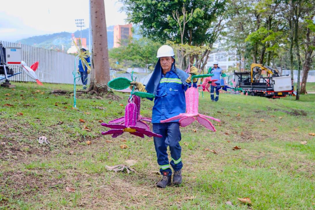 Hombre instalando alumbrado navideño. 