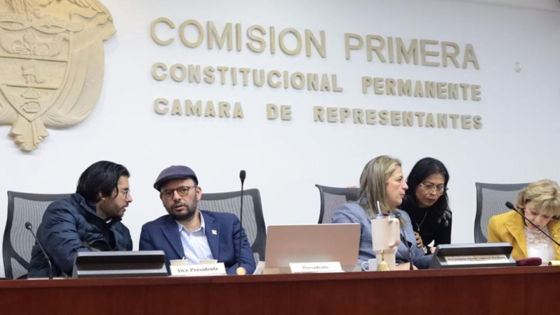 La Comisión Primera de la Cámara estudia la posibilidad de fortalecer la democracia mediante los debates públicos.