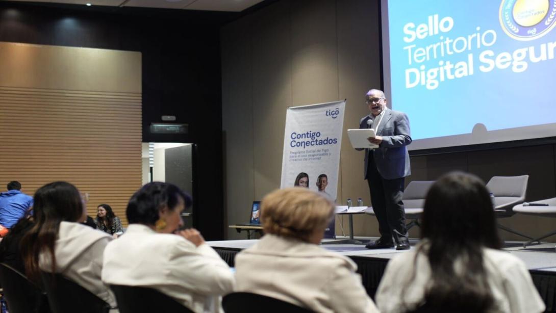 El Sello se presentó en un evento, moderado por Carlos Blanco, presidente de Tigo Colombia, que reunió a representantes del Ministerio de Educación Nacional, el MinTIC y aliados del sector educativo.
