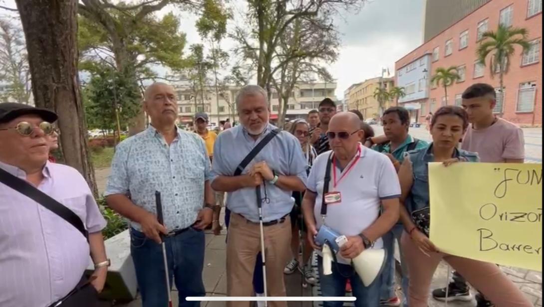 El grupo de personas se reunió a las afueras de la alcaldía de Ibagué.