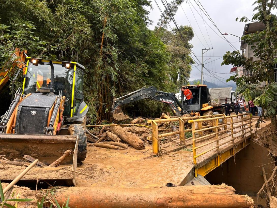 maniobras de remoción de escombros. 
