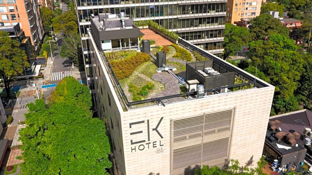 La certificación de sus 10 operaciones hoteleras de las marcas EK, bh y be, bajo la estricta norma internacional ISO 21401 – Sistemas de gestión de sostenibilidad para alojamientos turísticos. 