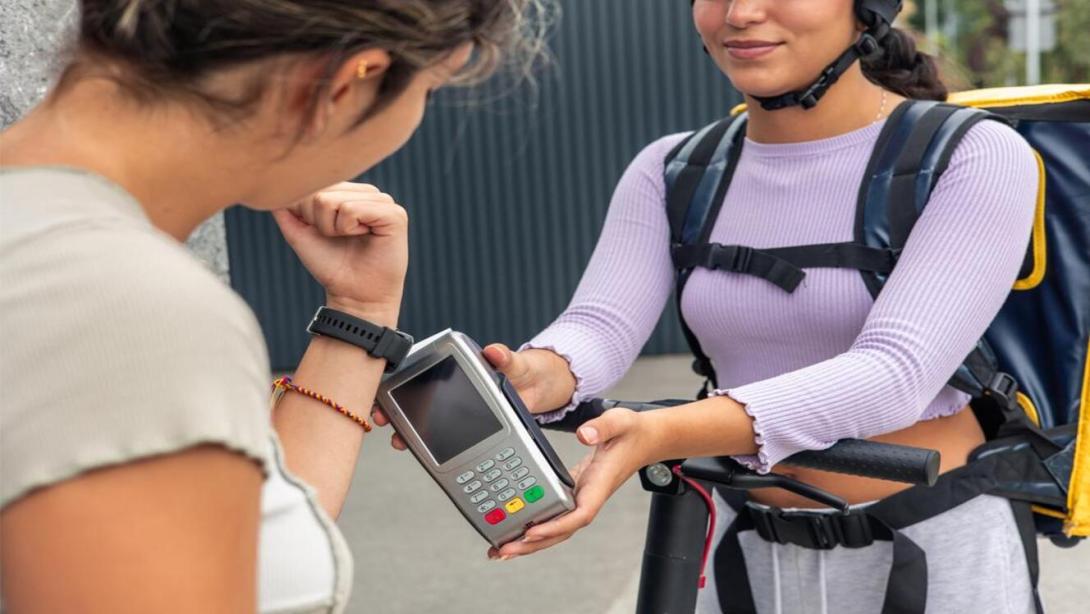 Pomelo observa un crecimiento sostenido tanto en bancos que modernizan su infraestructura como en empresas que escalan operaciones simultáneamente en múltiples países.