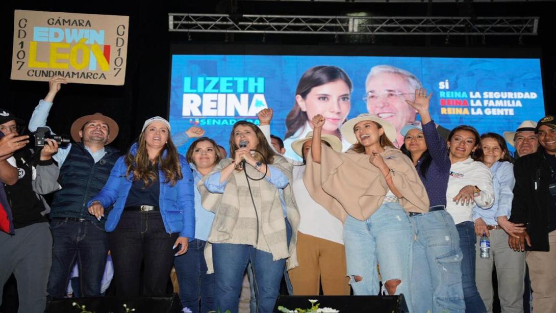 Paloma  Valencia y Lizetg Reina en Tocancipá.