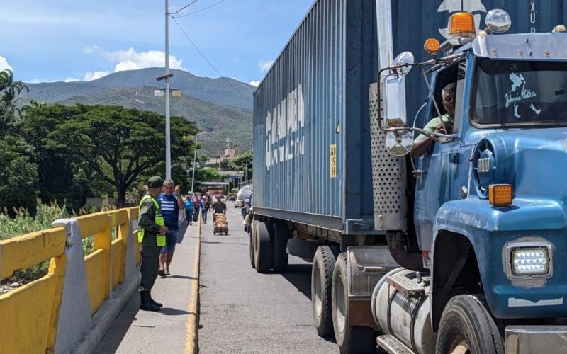 El transporte terrestre fue el que más movoó el comercio binacional.