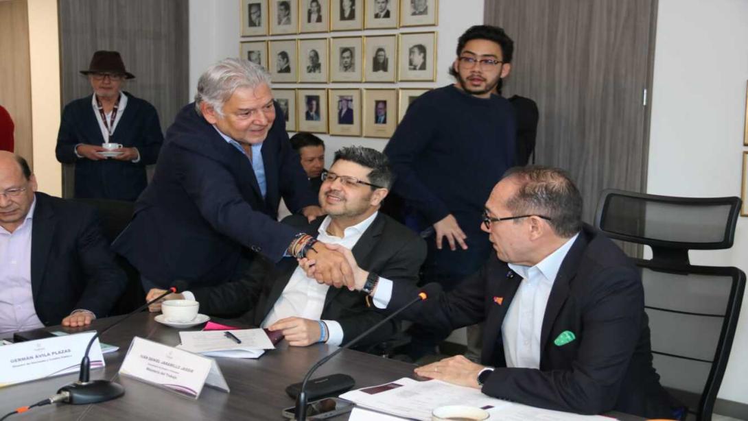 El presidente de Fenalco (izq), jaime >Alberto Cabal asistió a la Mesa de la Comisión de Concertación Salarial en MinTrabajo.