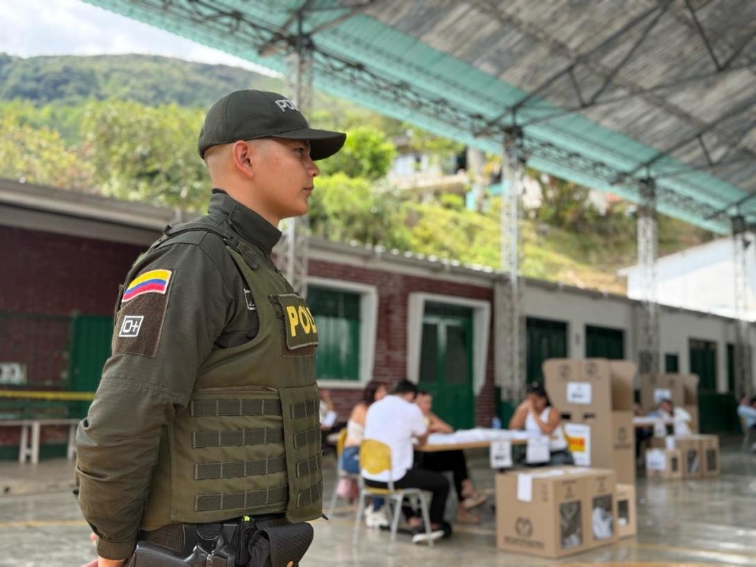Agente de la Policía Nacional velando por la seguridad de los tolimenses en las elecciones de 2026.