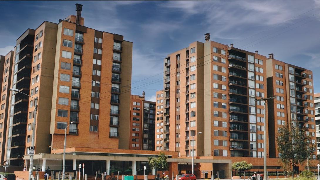 Se entienden como bienes comunes todos aquellos que se comparten en una propiedad horizontal. Allí clasifican bienes como cimentaciones, instalaciones de servicios públicos básicos, la estructura, las circulaciones, fachadas y techos, ascensores, escaleras, equipos de bombeo, entre otros.