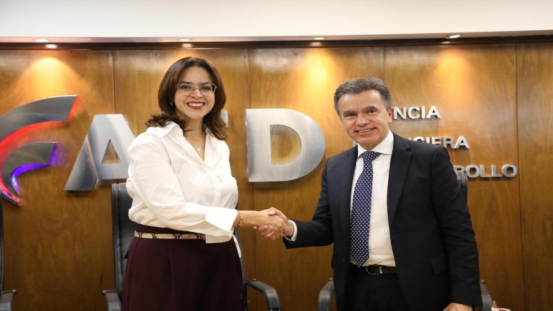 Stella Guillén, presidenta de la AFD de Paraguay y José Alberto Garzón,, prdesidente (e) de Bancoldex.