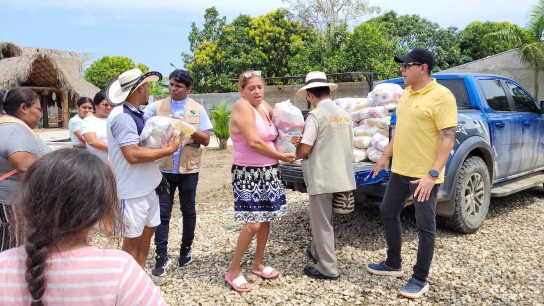 Durante la jornada se entregaron productos de la canasta básica y artículos esenciales para el hogar, entre ellos colchonetas, frazadas, cafeteras, productos de aseo personal y del hogar, además de alimentos como agua, arroz, fríjoles y atún. 