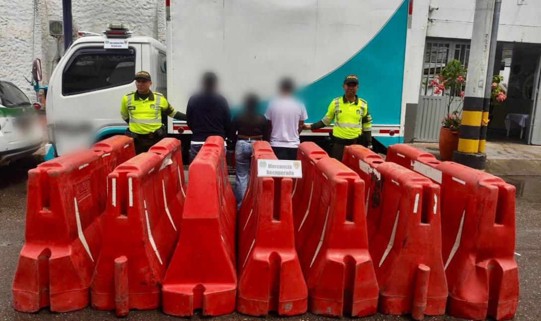 Ladrones capturados con maletines