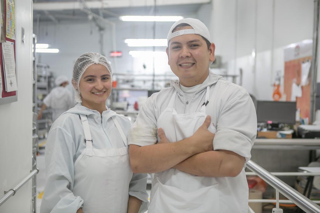 Sordos, pasteleros y orgullosos: Dayana y Milton llevan tres años haciendo las tortas con  las que Ibagué celebra