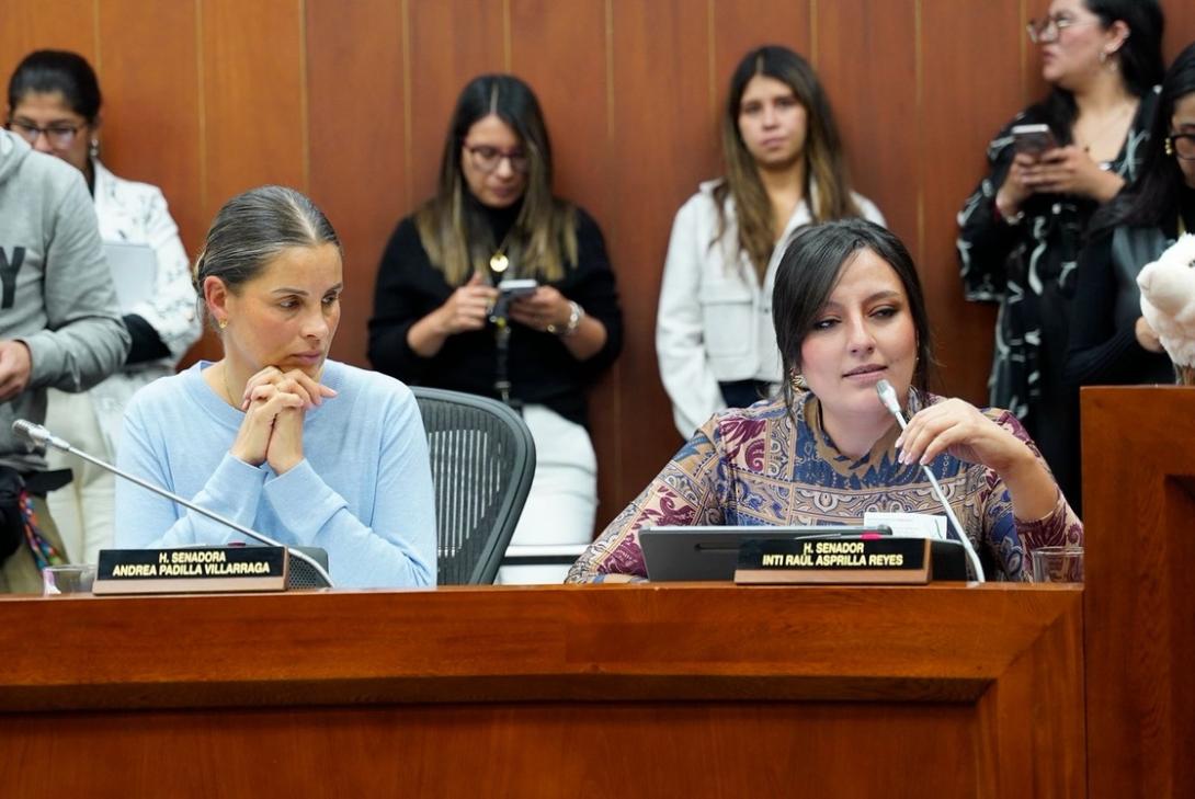 Andrea Padilla, izq, senadora