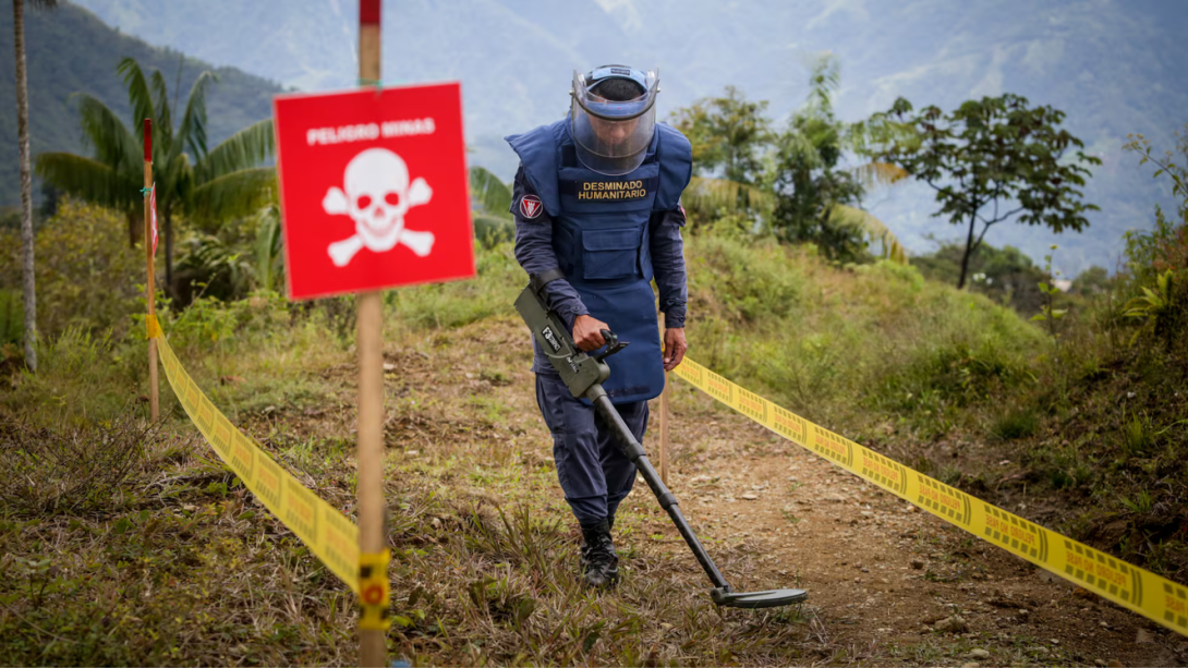 Pasos Seguros emplea herramientas tecnológicas innovadoras como videojuegos que los jóvenes y niños pueden descargar en sus equipos electrónicos, participando en escenarios virtuales en los que deben identificar y aprender a salir de diferentes situaciones de riesgo asociadas con el conflicto.