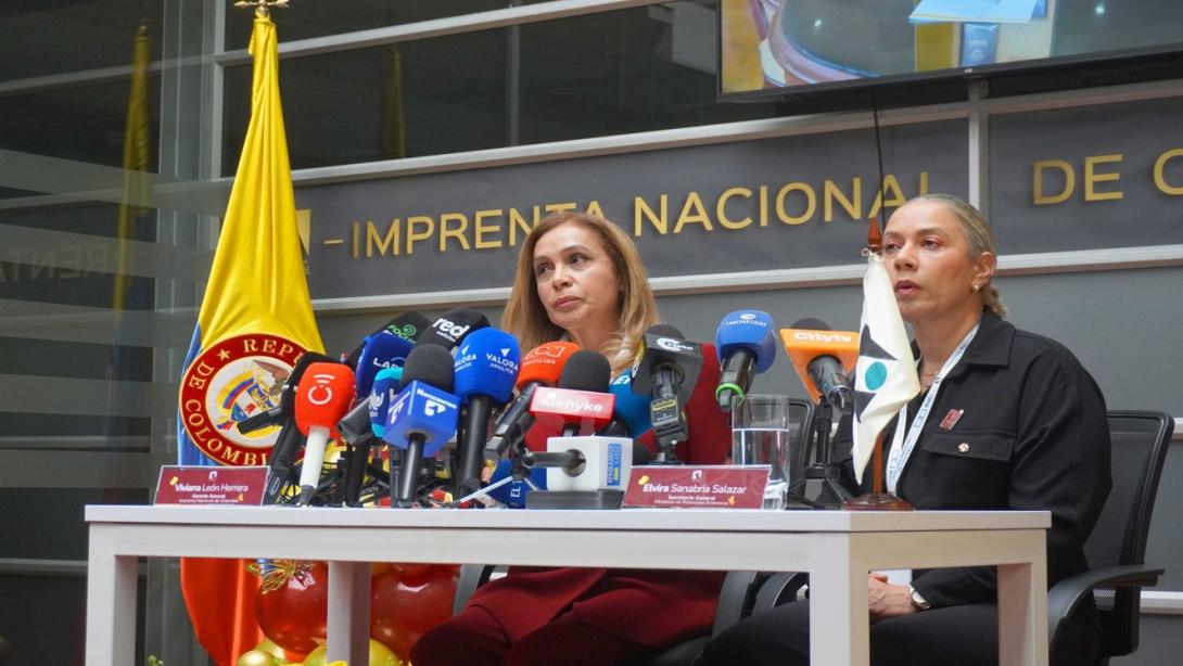 La gerente general de la Imprenta Nacional, Vivin León presentó el primer Pasaporte totalmente personalizado y hecho 100% en Colombia.
