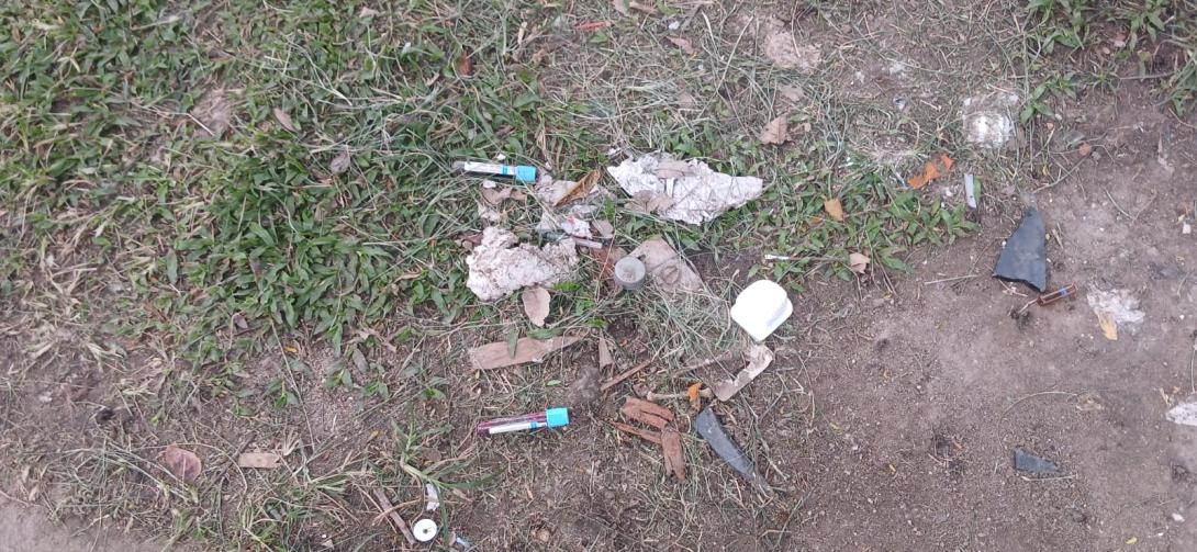 sanitaria y ambiental.Ante la situación, habitantes del sector hicieron un llamado a entidades como la Secretaría de Salud, la autoridad ambiental y organismos de control para que verifiquen la denuncia, adelanten inspecciones y determinen si existe un manejo inadecuado de residuos peligrosos en la zona. Mientras tanto, piden una pronta intervención para evitar posibles afectaciones a la salud pública y al medio ambiente.