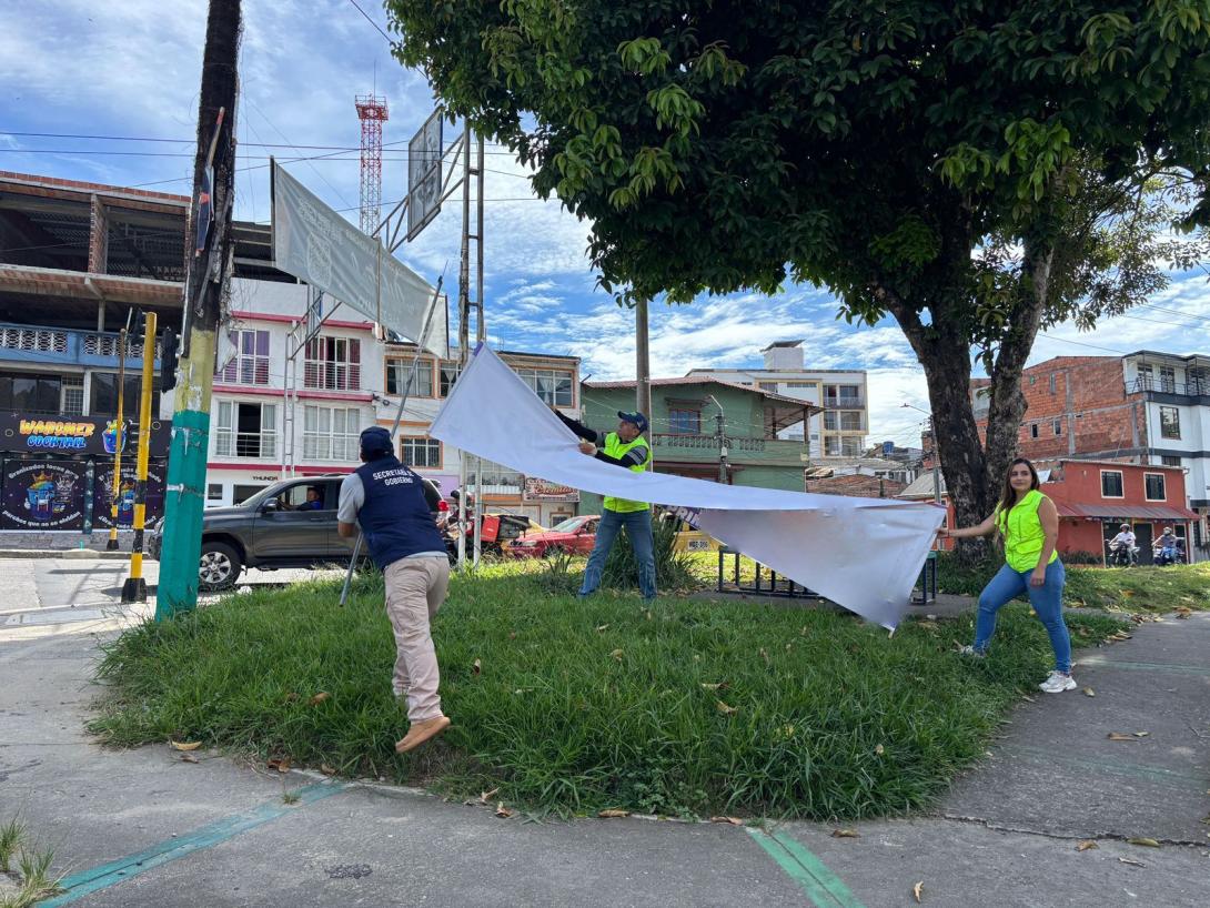 Desmontan propaganda política en varios sectores públicos de Ibagué