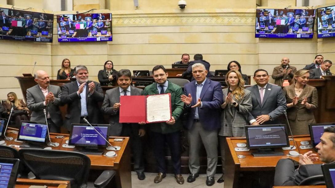 Las bancadas con asiento en el Senado rindieron homenaje al expresidente Germán Vargas Lleras.