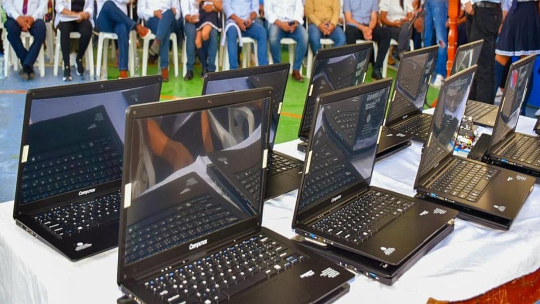 L investigación documentó que los equipos entregados, marca Compumax, presentaron fallas masivas que afectaron directamente el uso pedagógico en los colegios.